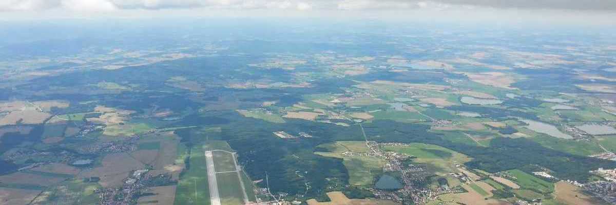 Flugwegposition um 11:27:32: Aufgenommen in der Nähe von Okres České Budějovice, Tschechien in 2117 Meter